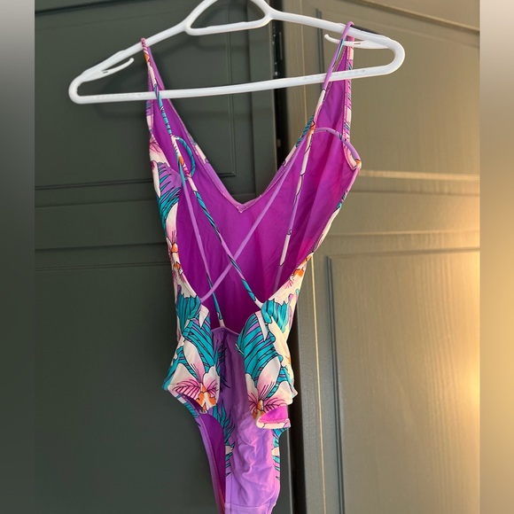 2x Rip curl one piece - Picture 6 of 7